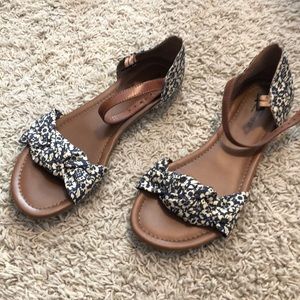 Cute Blue Floral Sandals!